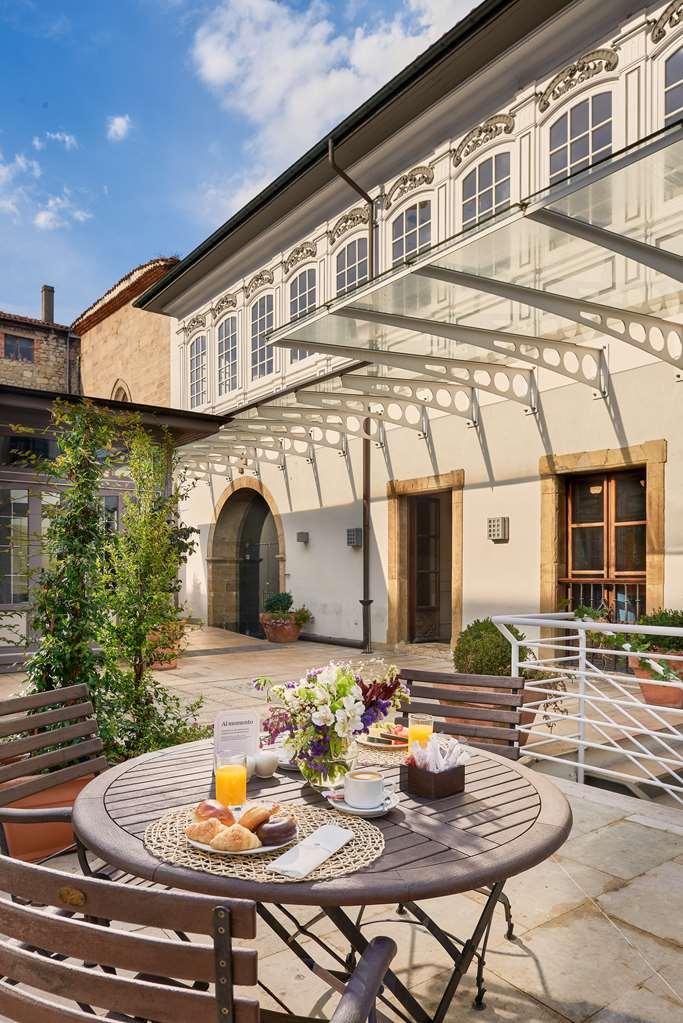 Palacio De Aviles Affiliated By Melia Exteriér fotografie The courtyard of the museum
