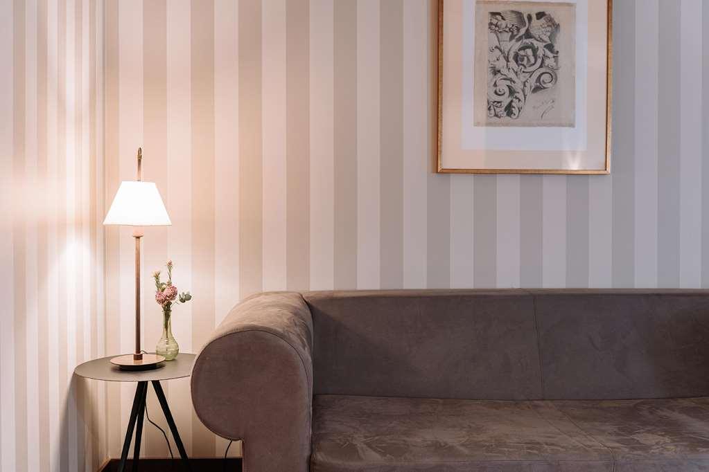 Palacio De Aviles Affiliated By Melia Pokoj fotografie A lamp on a table